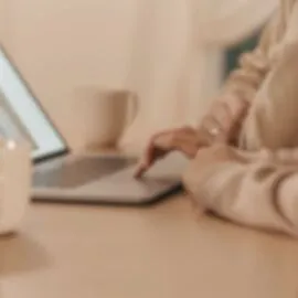 Image représentant deux personnes qui travaillent ensemble sur un ordinateur pour illustrer l'article : Les 5 mantras d’une entrepreneuse engagée : ceux qui me sont essentielles