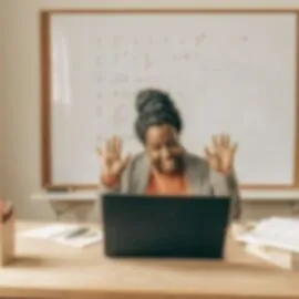 Image représentant une femme qui parle devant son ordinateur pour illustrer l'article : Comment savoir si c’est le bon moment pour optimiser son site afin de le rendre éthique et éco-responsable ?