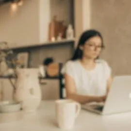 Image représentant une fille qui travaille sur son ordinateur pour illustrer l'article : Boost ton SEO et rends ton site plus éthique et durable grâce à l’optimisation de tes visuels (images, pictos, illustrations)