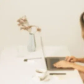 Image représentant une personne qui travaille sur son bureau pour illustrer l'article : Comment interviewer ses utilisateurs de manière éthique ?