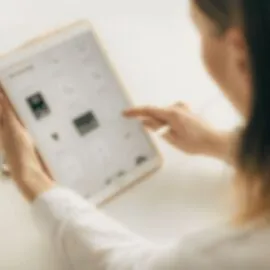 Image représentant une femme qui consulte du contenu sur tablette pour illustrer l'article : Mieux convertir sur ton site grâce à des formulaires éthiques et optimisés