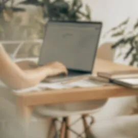 Image représentant une personne qui travaille sur son ordinateur pour illustrer l'article : Est-ce que mon site est éco-responsable ? Apprendre à mesurer son impact carbone efficacement