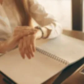 Image représentant une femme qui travaille et consulte sa montre pour illustrer l'article : La règle des 20/80 : Comment l’appliquer à la conception de ton site pour le rendre éthique et éco-responsable