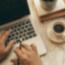 Image représentant les mains d'une personne à son bureau qui tape sur un clavier d'ordinateur pour illustrer l'article : Comment assurer la confidentialité des visiteurs sur son site ?