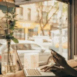 Image représentant quelqu'un qui travaille dans un café et utilise son smartphone pour illustrer l'article : Comment savoir si son site procure une bonne expérience à ses visiteurs ?