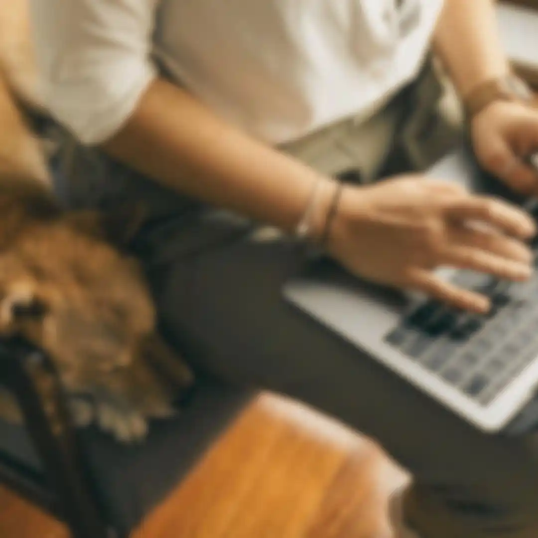 Photo représentant une personne travaillant sur ordinateur avec un chien à ses côtés illustrant l'article : Ma routine danalyse de site comment je mesure limpact reel de ton site