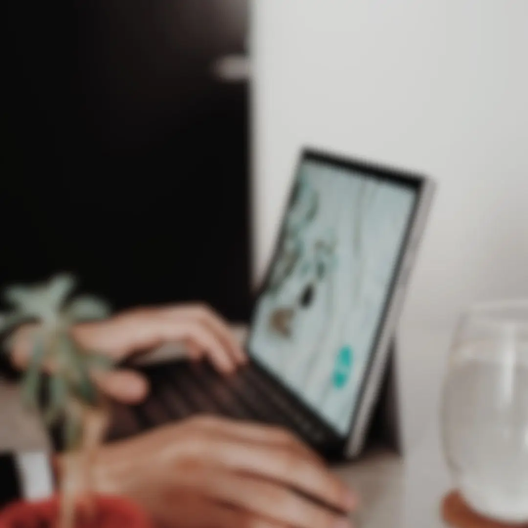 Image représentant les mains d'une personne tapant sur son clavier d'ordinateur pour illustrer l'article : Avoir des couleurs éco-responsables pour son site, est-ce bien utile